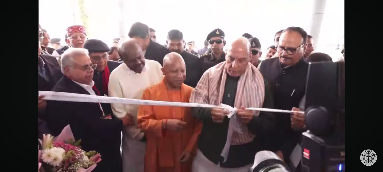 लखनऊ में अशोक लेलैंड इलेक्ट्रिक वाहन संयंत्र के उद्घाटन के दौरान कार्यक्रम का दृश्य