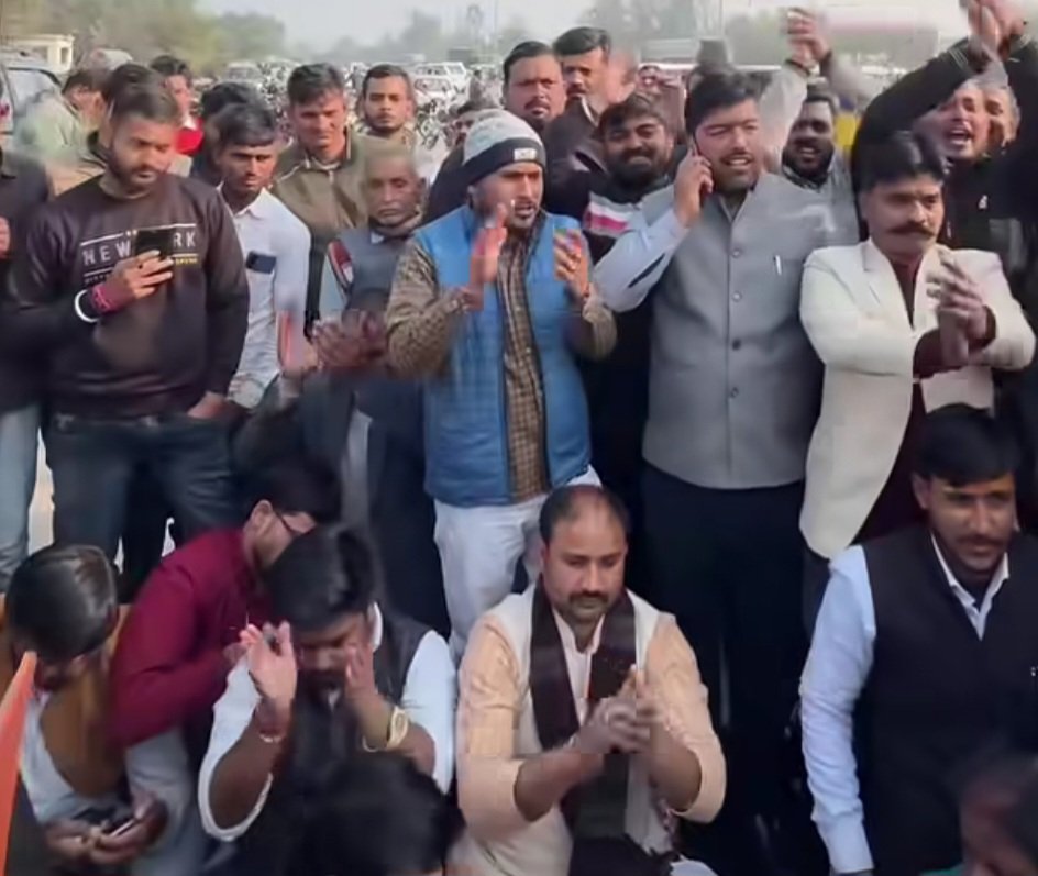 बाराबंकी के बारा टोल प्लाजा पर अधिवक्ताओं का धरना प्रदर्शन