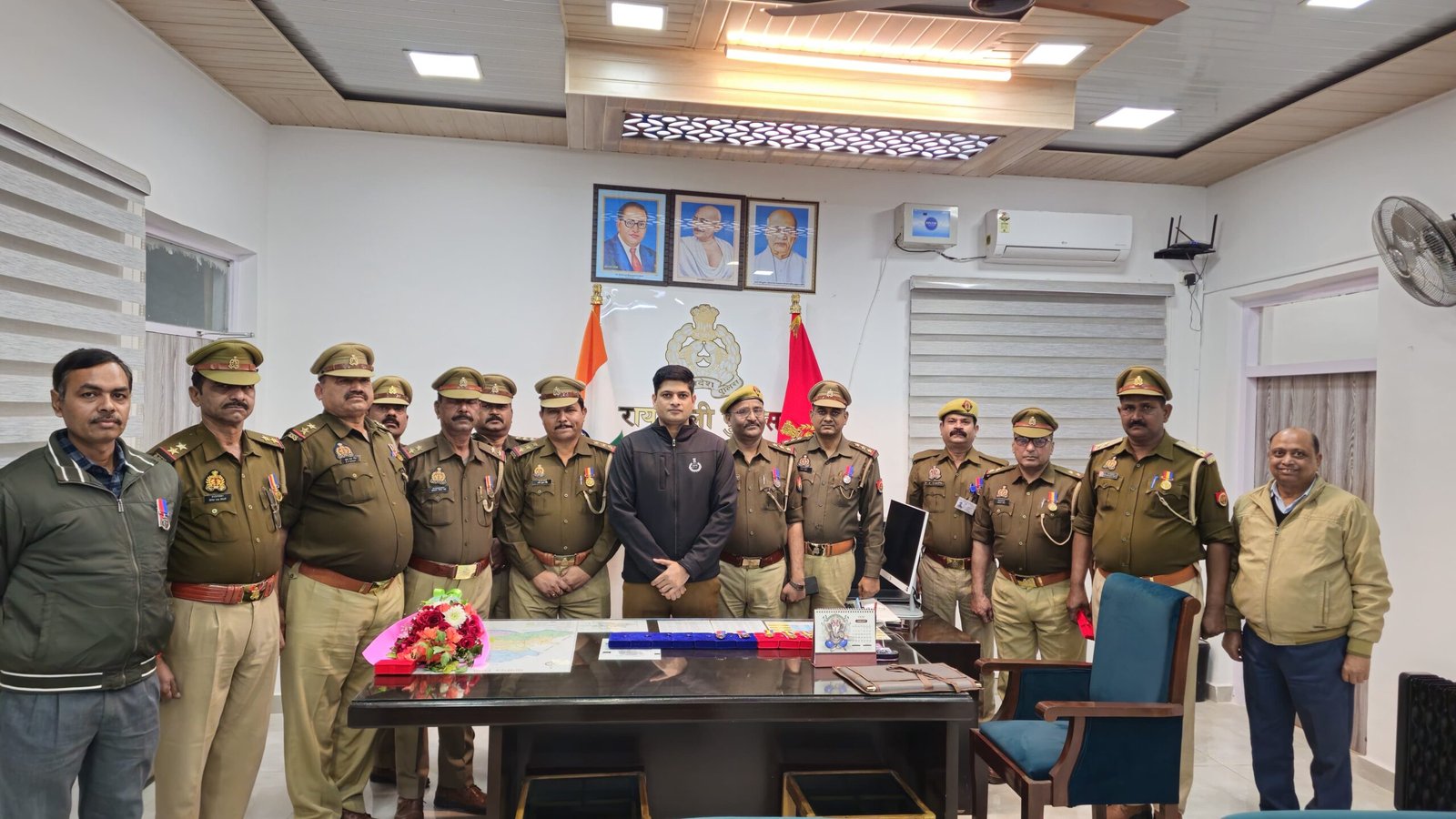 रायबरेली पुलिस में सेवा पदक वितरण कार्यक्रम के दौरान अधिकारी