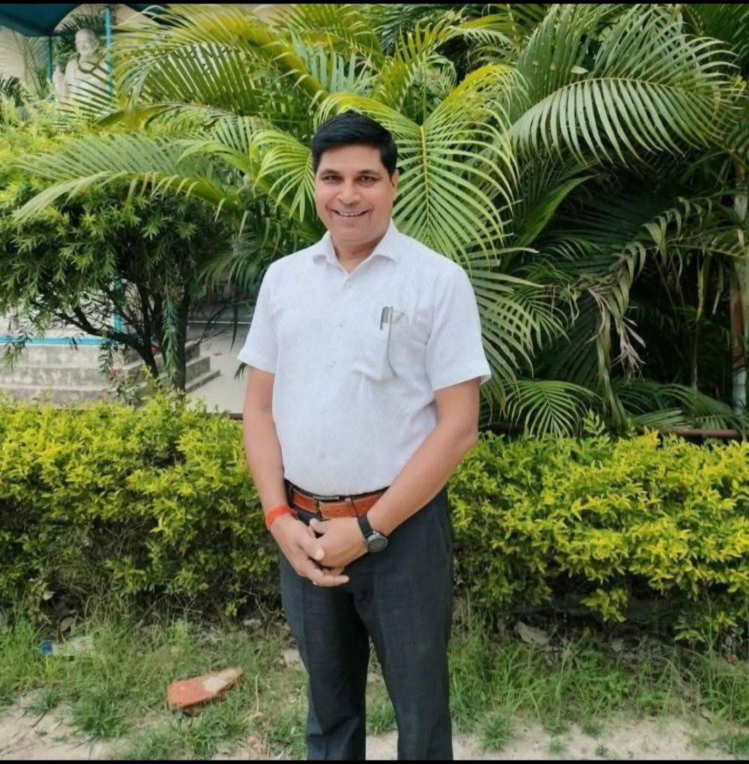 गांधी विद्यालय इंटर कॉलेज, बछरावां के अंग्रेज़ी प्रवक्ता डॉ. गिरिजेश कुमार मल्ल का राज्य अध्यापक पुरस्कार 2025 के लिए चयन