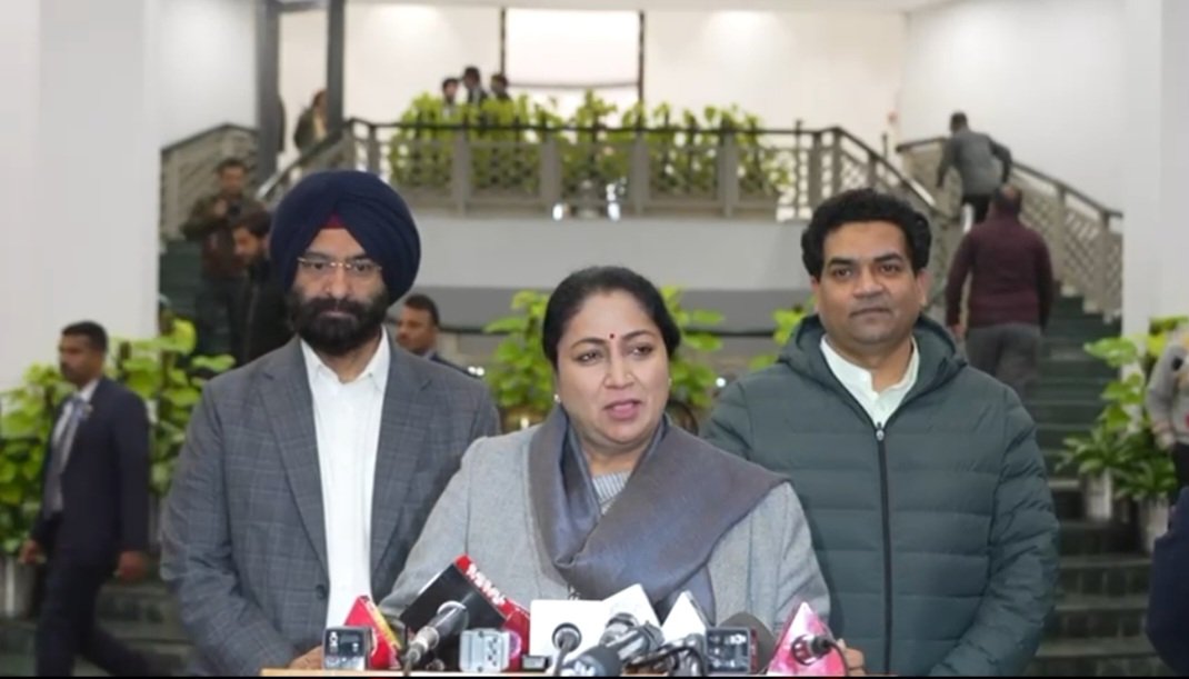 दिल्ली की मुख्यमंत्री प्रेस कॉन्फ्रेंस में गैस लाभ योजना की जानकारी देते हुए