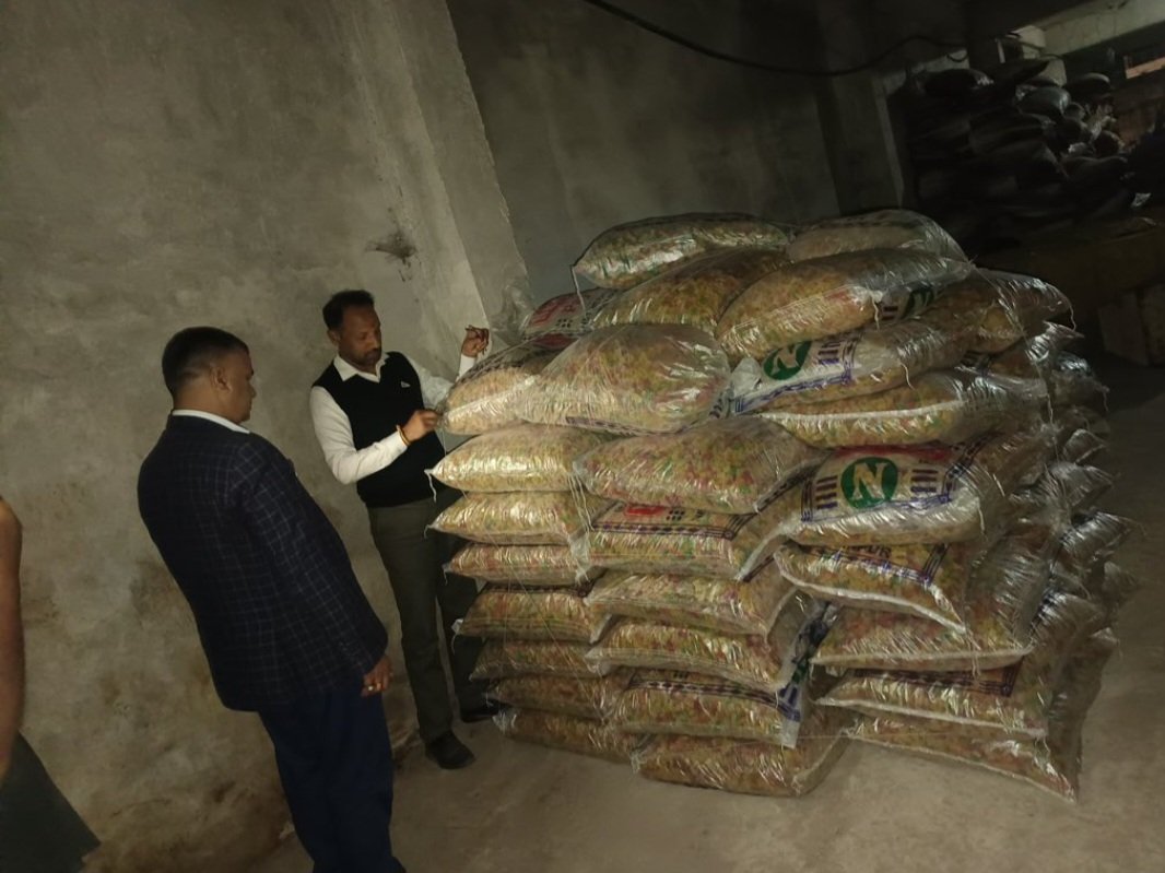 कानपुर में मिलावटखोरी के खिलाफ UPFSDA और FSSAI की कार्रवाई के दौरान जब्त सामग्री और जांच करते अधिकारी