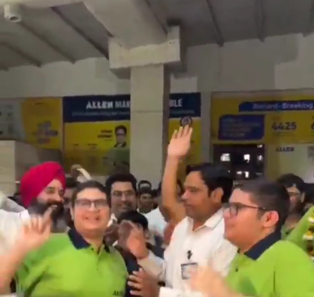 भुवनेश्वर के जुड़वा भाई महरूफ और मसरूर अहमद खान JEE Main 2026 रिजल्ट के बाद