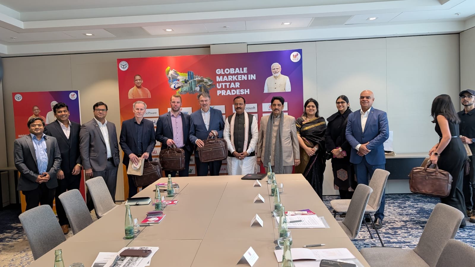 विदेश दौरे के दौरान उत्तर प्रदेश प्रतिनिधिमंडल की निवेश और औद्योगिक सहयोग पर बैठक