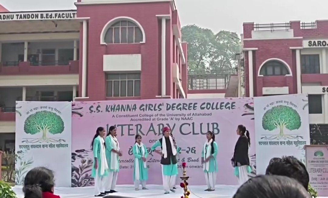 इलाहाबाद विश्वविद्यालय से संबद्ध एस.एस. खन्ना गर्ल्स डिग्री कॉलेज में आयोजित ऐक्यम् 2025–26 लिटरेरी फेस्ट