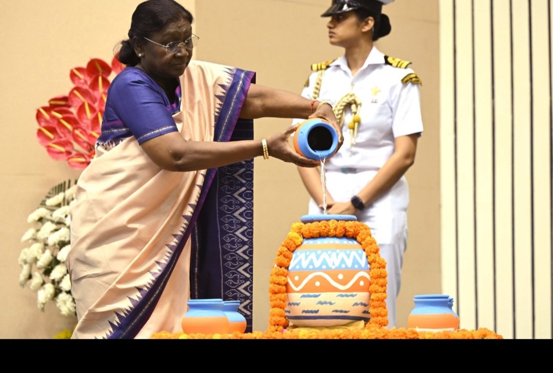 नई दिल्ली में जल महोत्सव 2026 कार्यक्रम में जल संरक्षण पर संबोधित करतीं भारत की राष्ट्रपति द्रौपदी मुर्मू