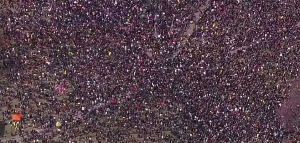 अमेरिका में “No Kings” प्रदर्शन: कई शहरों में ट्रंप नीतियों के खिलाफ बड़े पैमाने पर विरोध