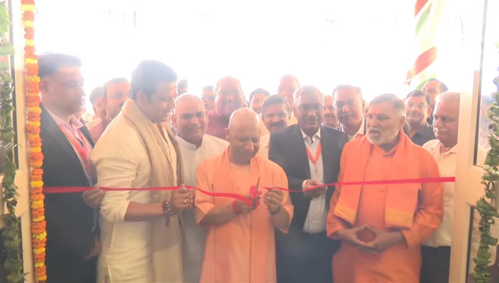 गोरखपुर के GIDA क्षेत्र में STPI केंद्र का उद्घाटन करते हुए मुख्यमंत्री योगी आदित्यनाथ