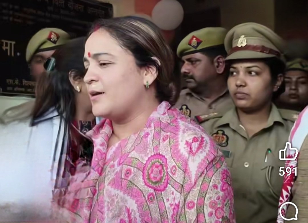 सीएससी केंद्र पर कार्यक्रम के दौरान उपस्थित महिलाएं और जानकारी देतीं अपर्णा यादव