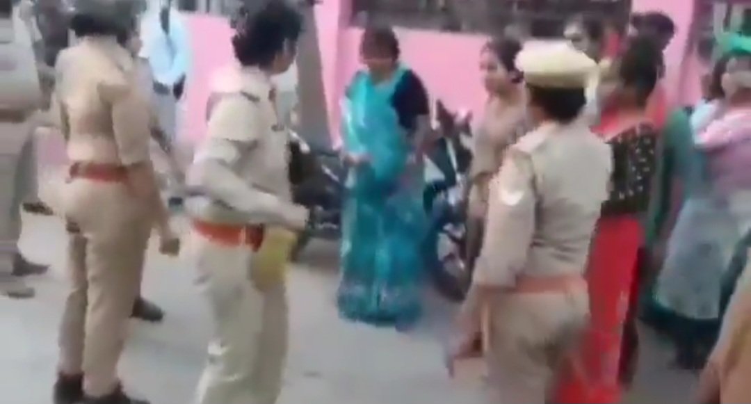 बहराइच में करंट लगने से लाइनमैन की मौत के बाद सड़क जाम कर विरोध करते स्थानीय लोग