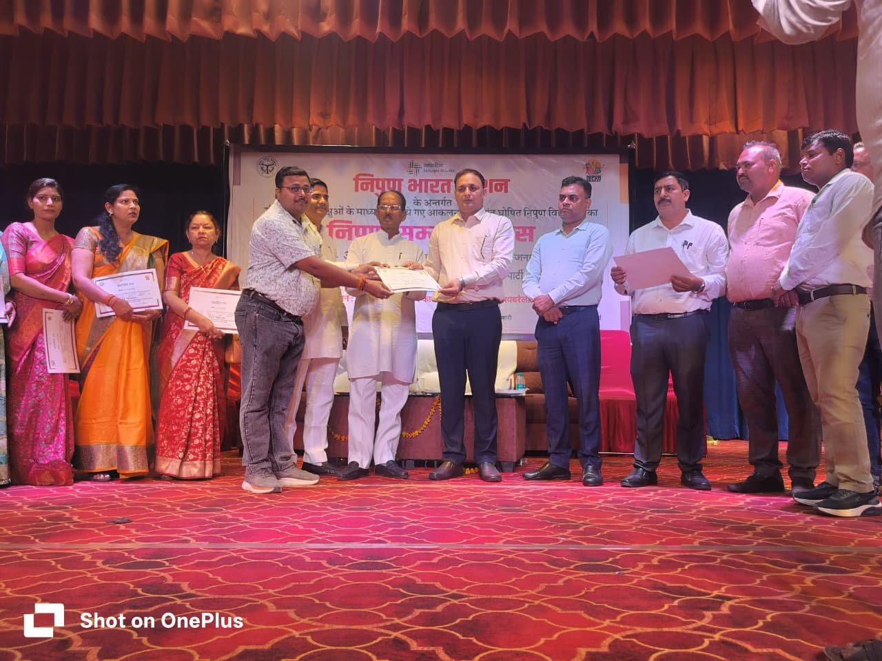 समारोह में अधिकारियों द्वारा शिक्षकों को प्रशस्ति पत्र प्रदान करते हुए