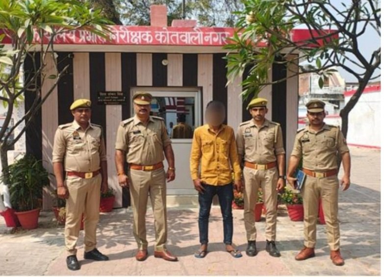 रायबरेली में कोतवाली नगर पुलिस द्वारा 25 हजार रुपये के इनामी गैंगस्टर सारिक उर्फ मुन्ना घोसी की गिरफ्तारी के बाद पुलिस टीम के साथ खड़ा आरोपी