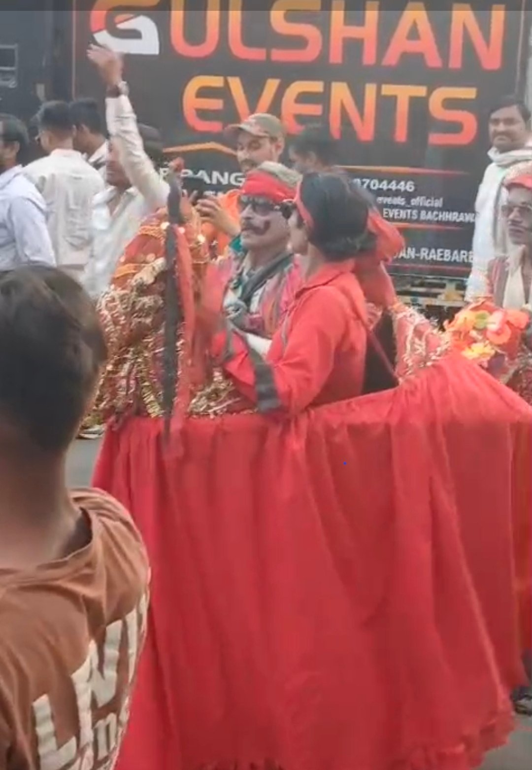 रथ और घोड़े के साथ शोभा यात्रा