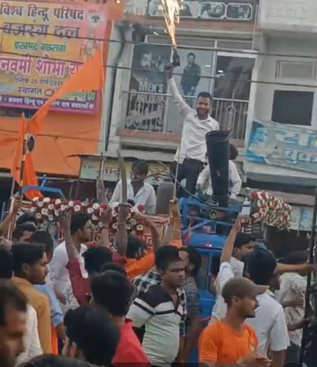 शोभा यात्रा में शामिल श्रद्धालु