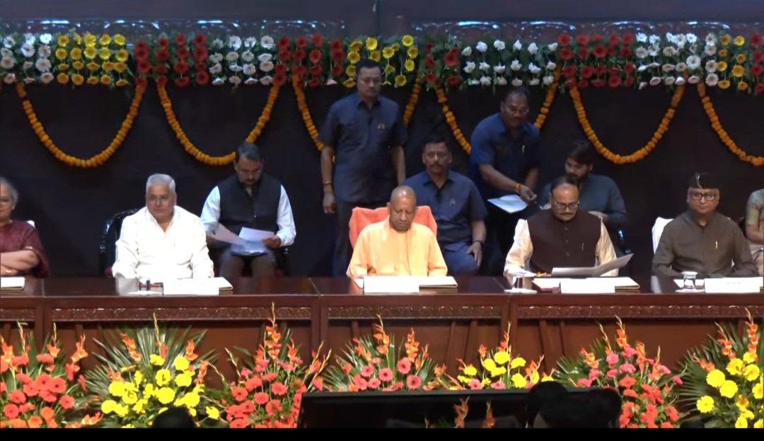 लखनऊ में आयोजित कार्यक्रम में मुख्यमंत्री योगी आदित्यनाथ द्वारा नर्सिंग ऑफिसर्स को नियुक्ति पत्र वितरण