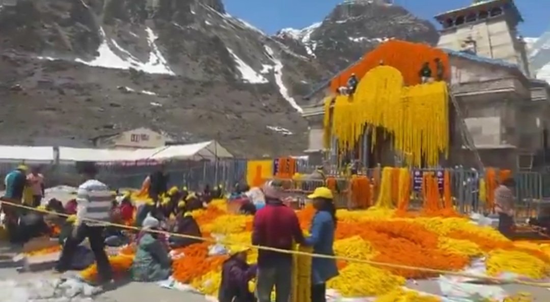 केदारनाथ मंदिर के कपाट खुलने से पहले पंचमुखी डोली यात्रा और हिमालयी क्षेत्र का दृश्य