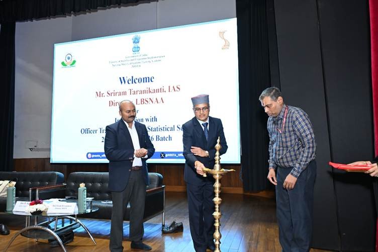 प्रशिक्षण सत्र में अधिकारियों के साथ संवाद का दृश्य