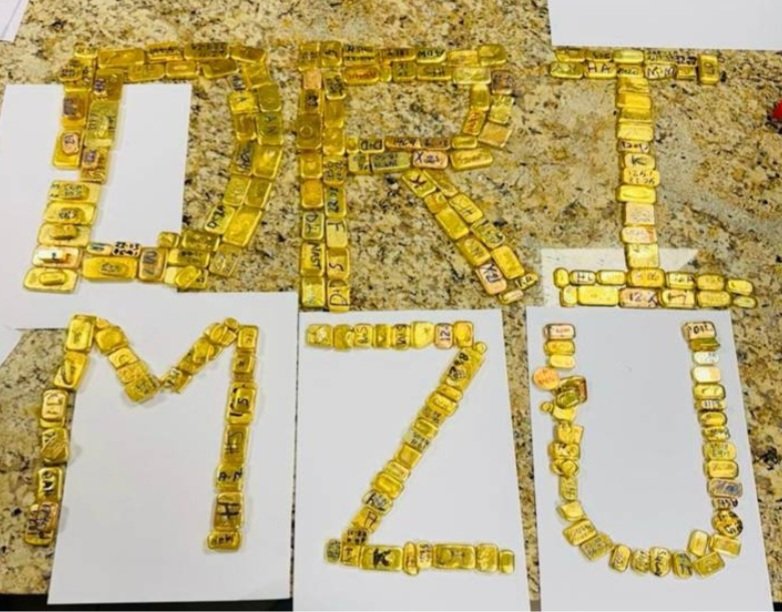 राजस्व खुफिया निदेशालय द्वारा जब्त किए गए सोने के टुकड़े, जिन्हें सतह पर अक्षरों के रूप में सजाया गया है