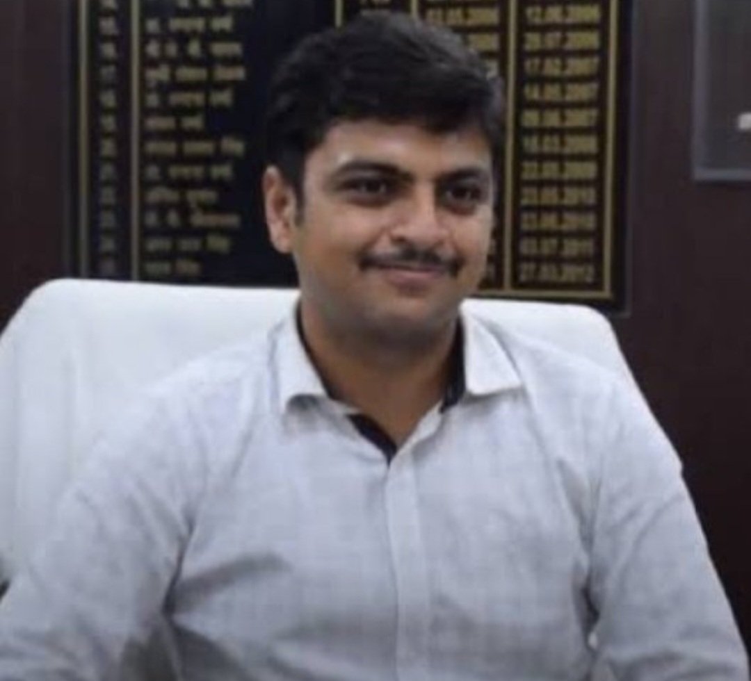 प्रशासनिक फेरबदल के तहत नए जिलाधिकारी की नियुक्ति से जुड़ा प्रतीकात्मक दृश्य