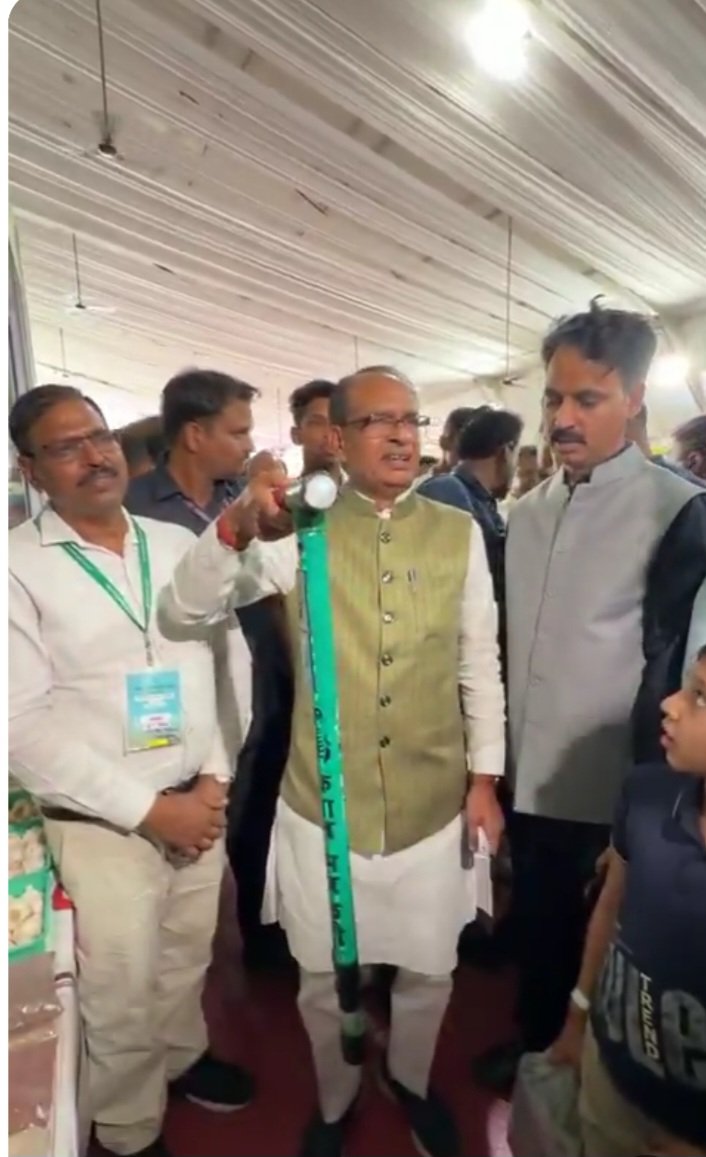 रायसेन कृषि मेले में किसानों को तकनीकी उपकरण और किसान मित्र छड़ी का प्रदर्शन