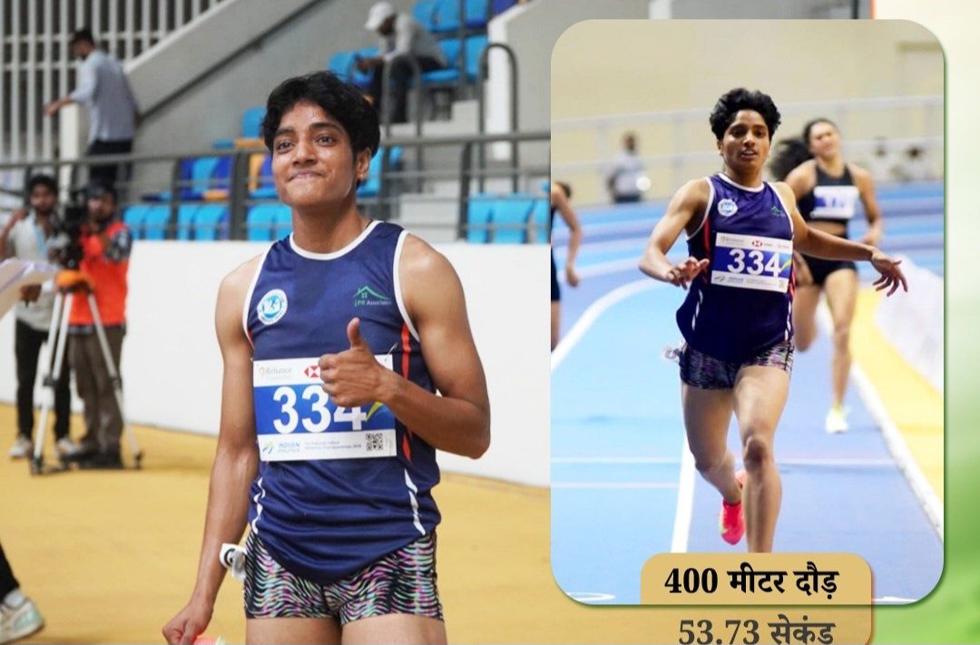 महिला एथलीट ट्रैक पर 400 मीटर दौड़ लगाते हुए, इंडोर एथलेटिक्स प्रतियोगिता का दृश्य