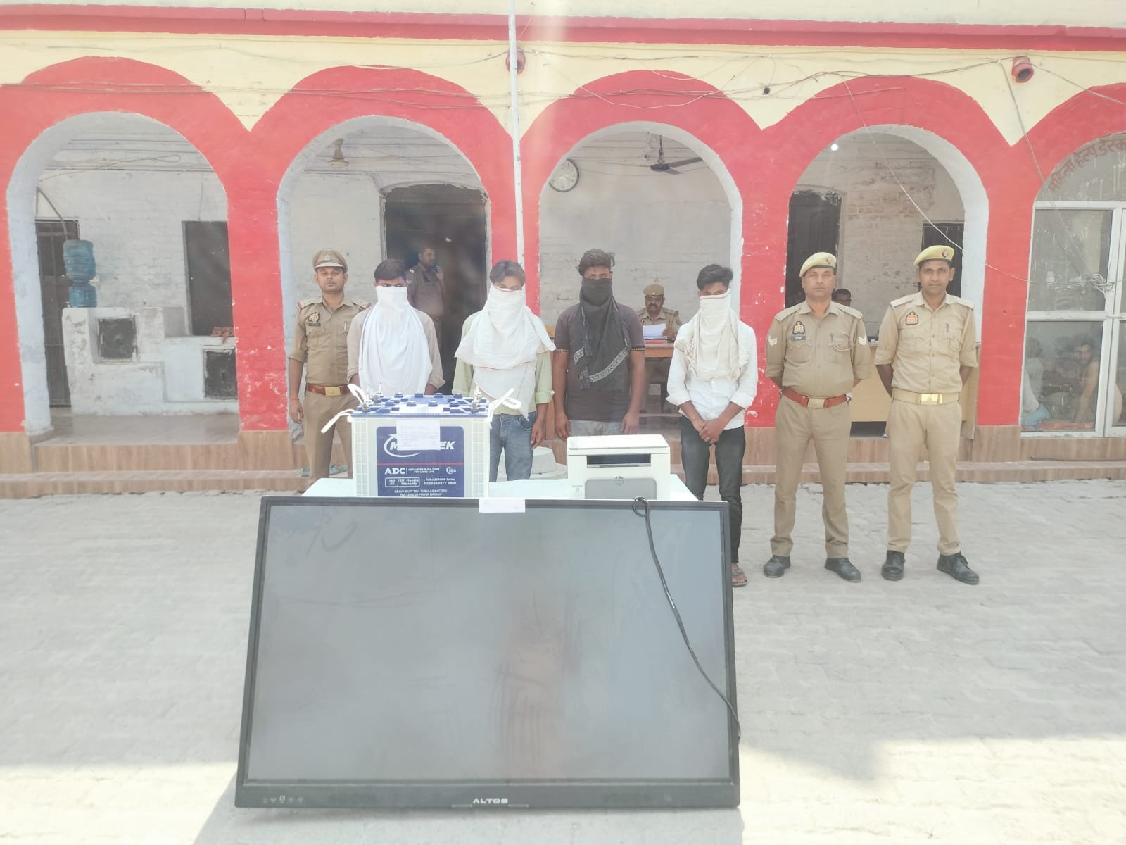 श्रावस्ती में पुलिस द्वारा चोरी के मामले में गिरफ्तार आरोपी और बरामद सामान