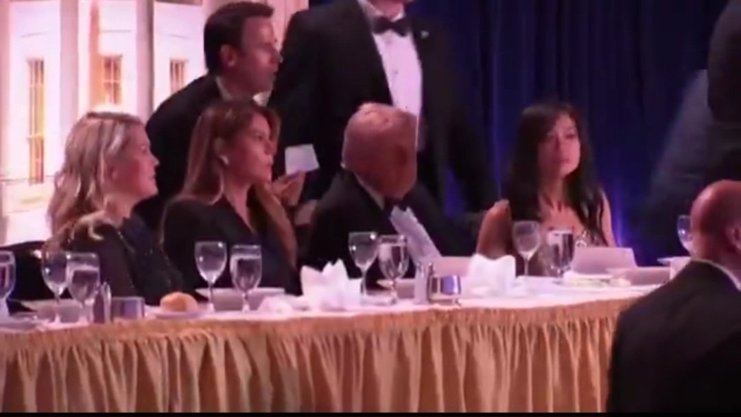 व्हाइट हाउस कॉरेस्पोंडेंट्स डिनर के दौरान का दृश्य