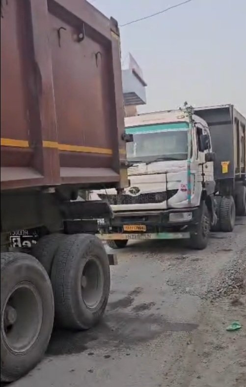रायबरेली में अवैध खनन के खिलाफ कार्रवाई के दौरान सीज़ किए गए ट्रक