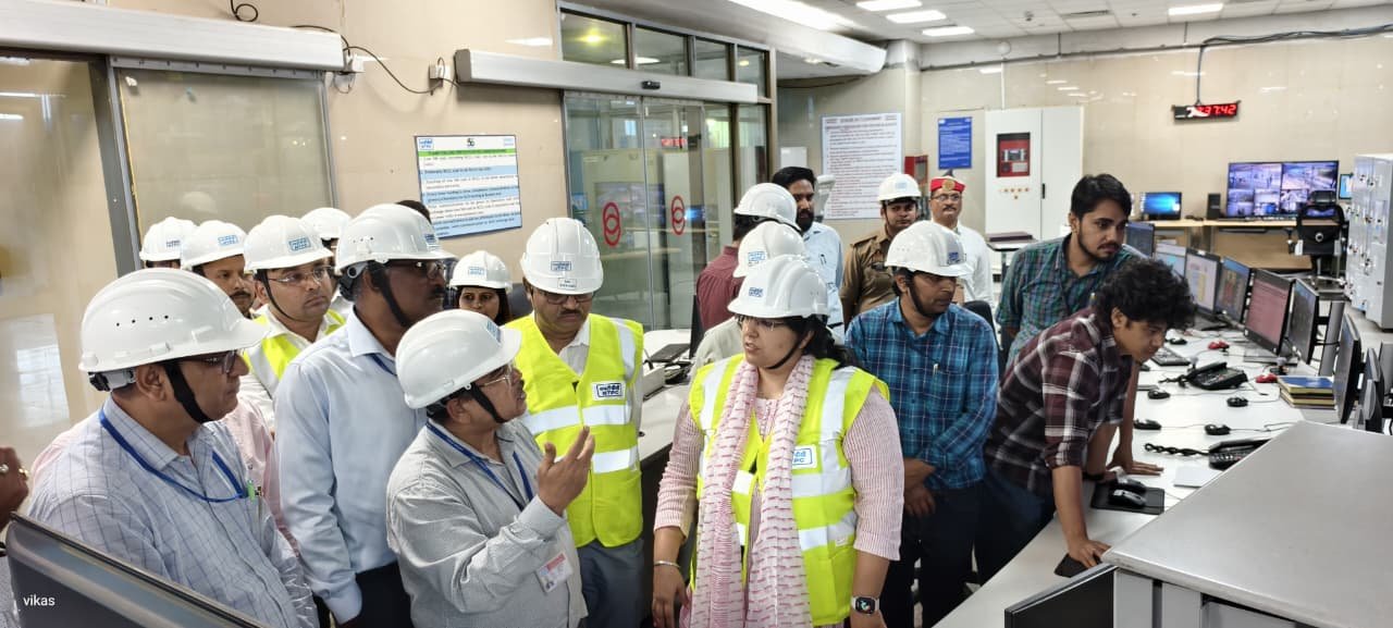 एनटीपीसी ऊंचाहार परियोजना में व्यवस्थाओं का निरीक्षण करतीं जिलाधिकारी सरनीत कौर ब्रोका