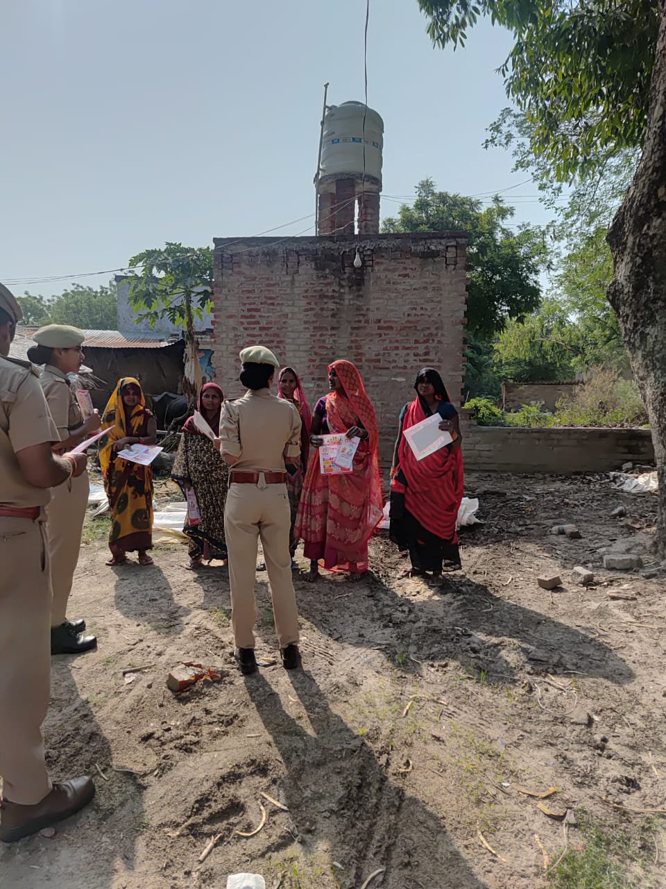 रायबरेली के चंदापुर महाराजगंज में मिशन शक्ति फेज-5 अभियान के दौरान महिलाओं को जागरूक करती पुलिस टीम