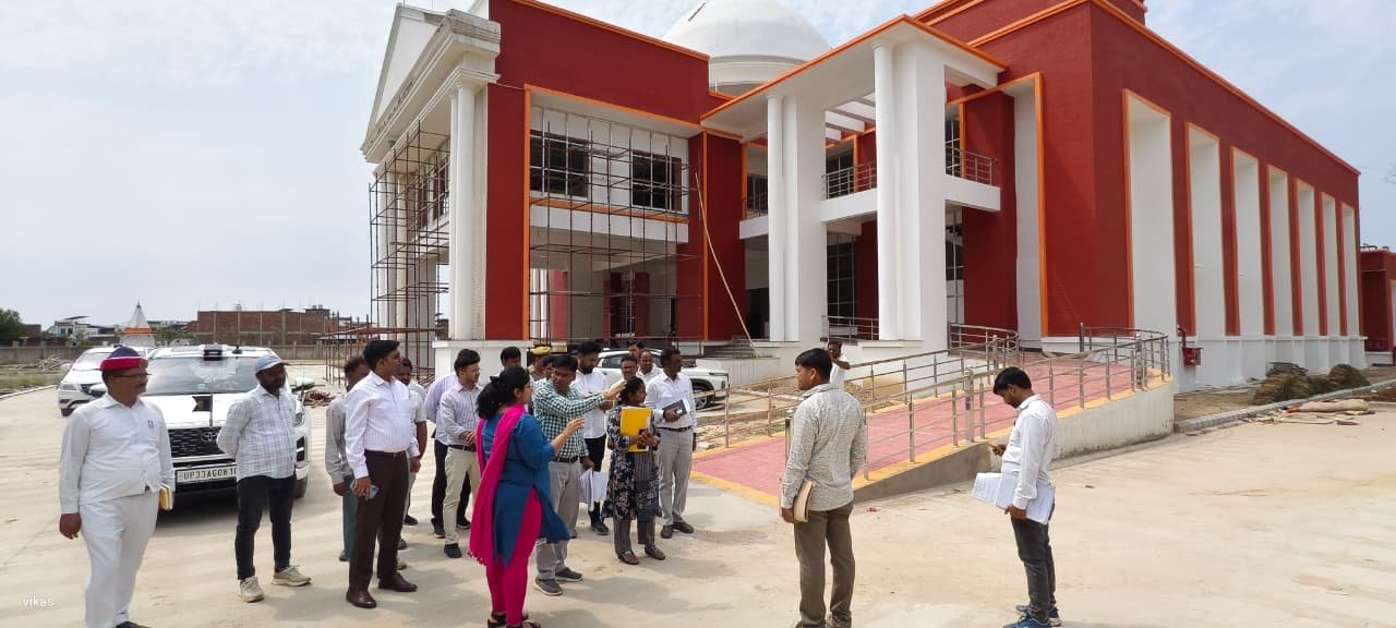 रायबरेली में निर्माणाधीन सभागार और पुस्तकालय का निरीक्षण करती जिलाधिकारी