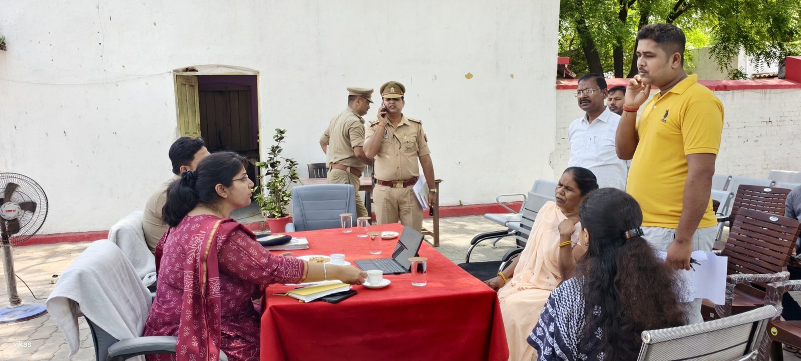 रायबरेली कोतवाली सदर में थाना समाधान दिवस के दौरान शिकायतें सुनते अधिकारी