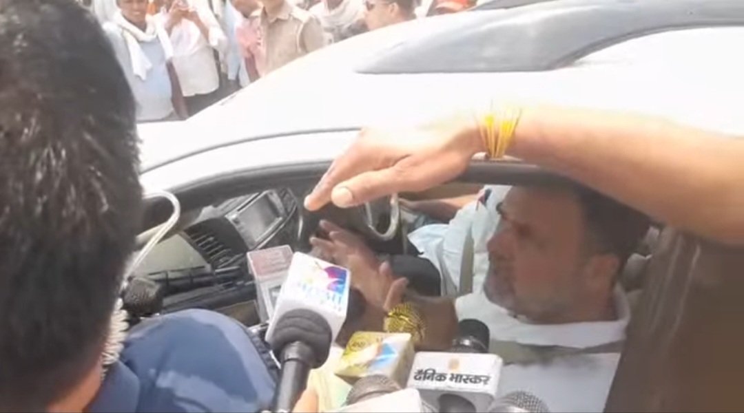 चुरूवा हनुमान मंदिर से निकलने के बाद मीडिया से बातचीत करते राहुल गांधी