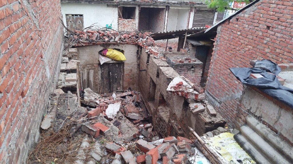 रायबरेली: शिवगढ़ में तूफान से घर गिरा, लेखपाल ने तत्काल अपनी जिम्मेदारी निभाई
