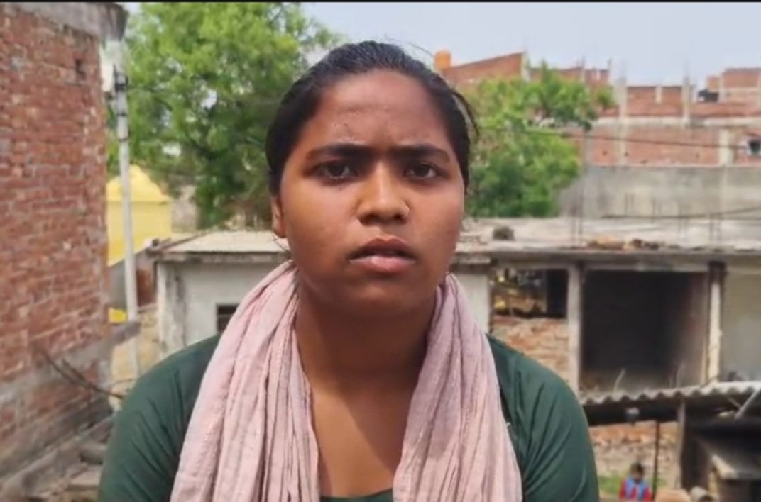 मौसम के कारण गिरे घर में रहने वाली युवती