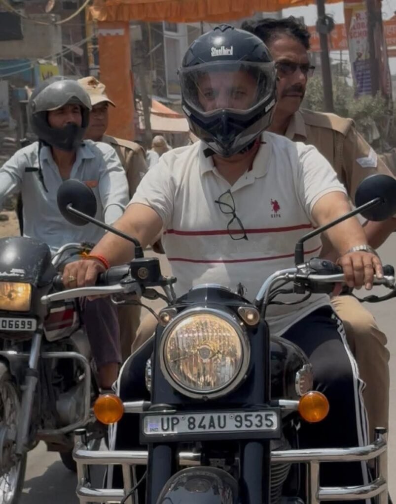 अलीगढ़ में विधायक अनिल पाराशर ने छोड़ा गाड़ियों का काफिला, बाइक से पहुंचे विधानसभा कार्यालय