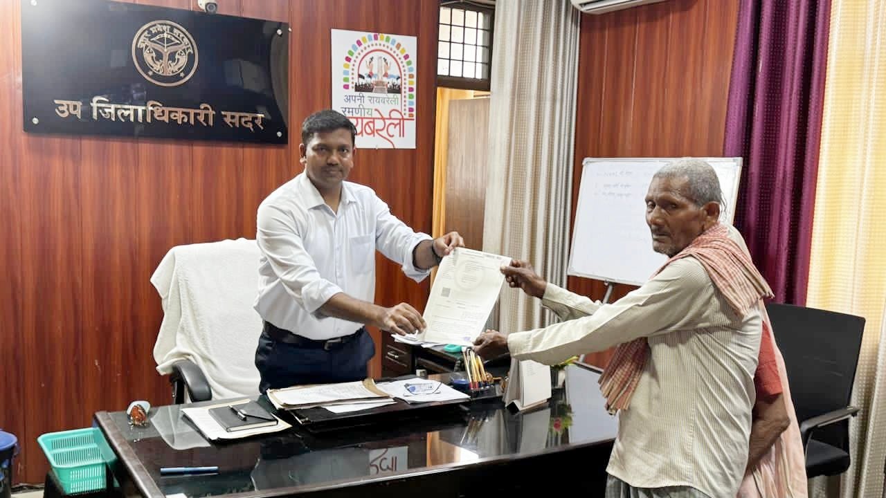 रायबरेली जनसुनवाई में भूमि बंटवारा मामले में डिक्री प्राप्त करते प्रार्थी