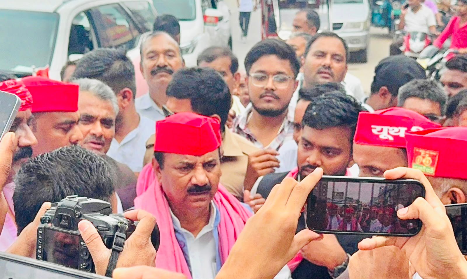 रायबरेली के बछरावां चौराहे पर समाजवादी पार्टी के प्रदेश अध्यक्ष श्यामलाल पाल का स्वागत