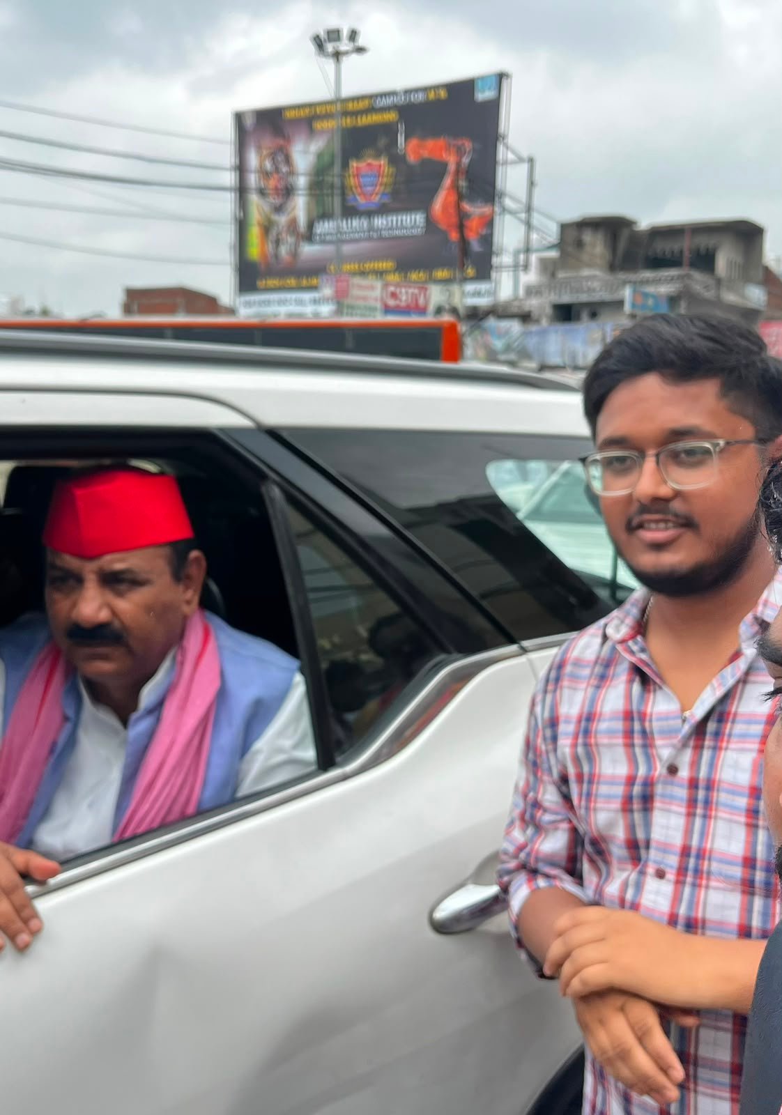 रायबरेली के बछरावां चौराहे पर समाजवादी पार्टी के प्रदेश अध्यक्ष श्यामलाल पाल का स्वागत