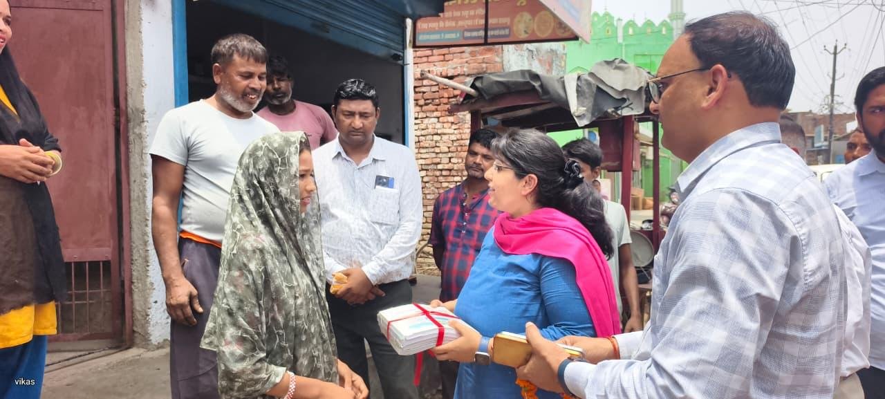 रायबरेली में डीएम सरनीत कौर ब्रोका ने स्कूल चलो अभियान के तहत मलिन बस्ती में बच्चों का नामांकन कराया