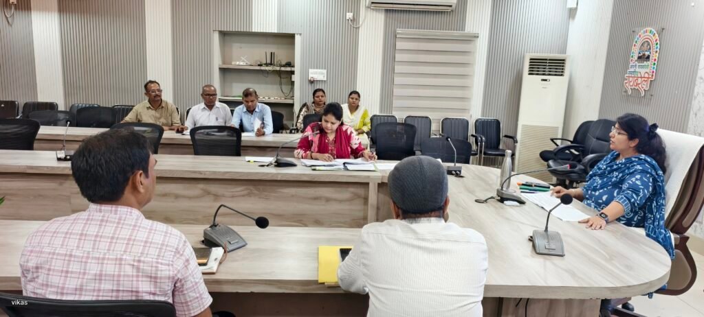 रायबरेली में कन्या सुमंगला योजना की समीक्षा बैठक में डीएम सरनीत कौर ब्रोका