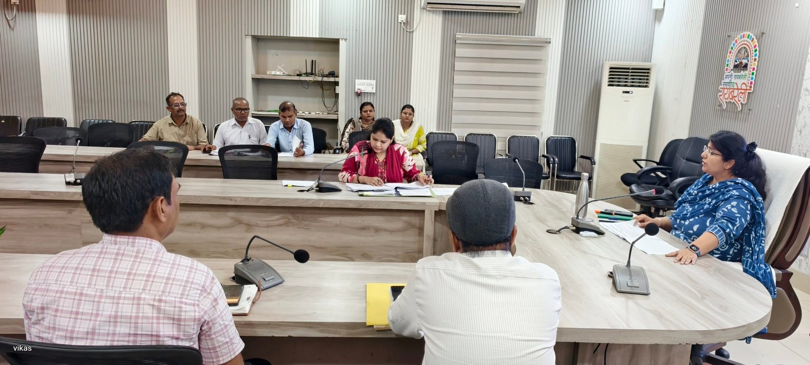 रायबरेली में डीएम सरनीत कौर ब्रोका की अध्यक्षता में महिला कल्याण विभाग की योजनाओं की समीक्षा बैठक
