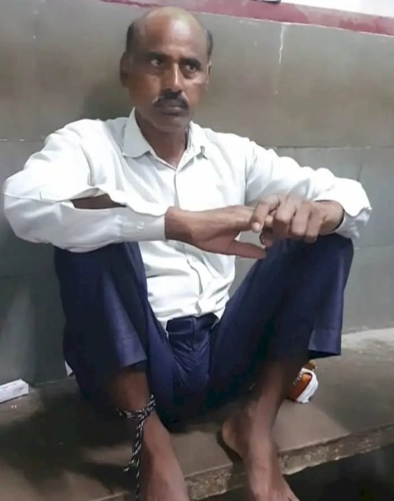 शिवगढ़ के ठाकुरपुर गड़िया गांव में खेत पर पानी लगाते समय इस किसान को बिच्छू ने डंक मारा