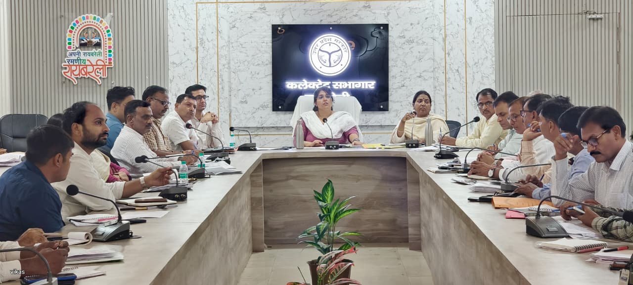 रायबरेली कलेक्ट्रेट में समाज कल्याण विभाग की समीक्षा बैठक की अध्यक्षता करतीं जिलाधिकारी सरनीत कौर ब्रोका