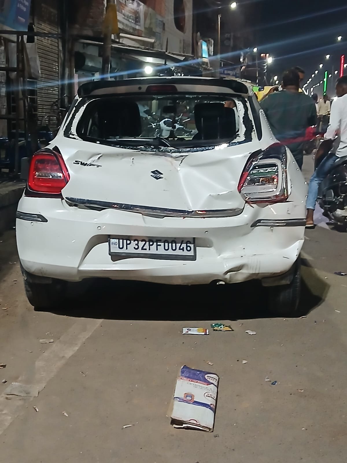 बछरावां में ट्रक की टक्कर से क्षतिग्रस्त स्विफ्ट कार का पिछला हिस्सा