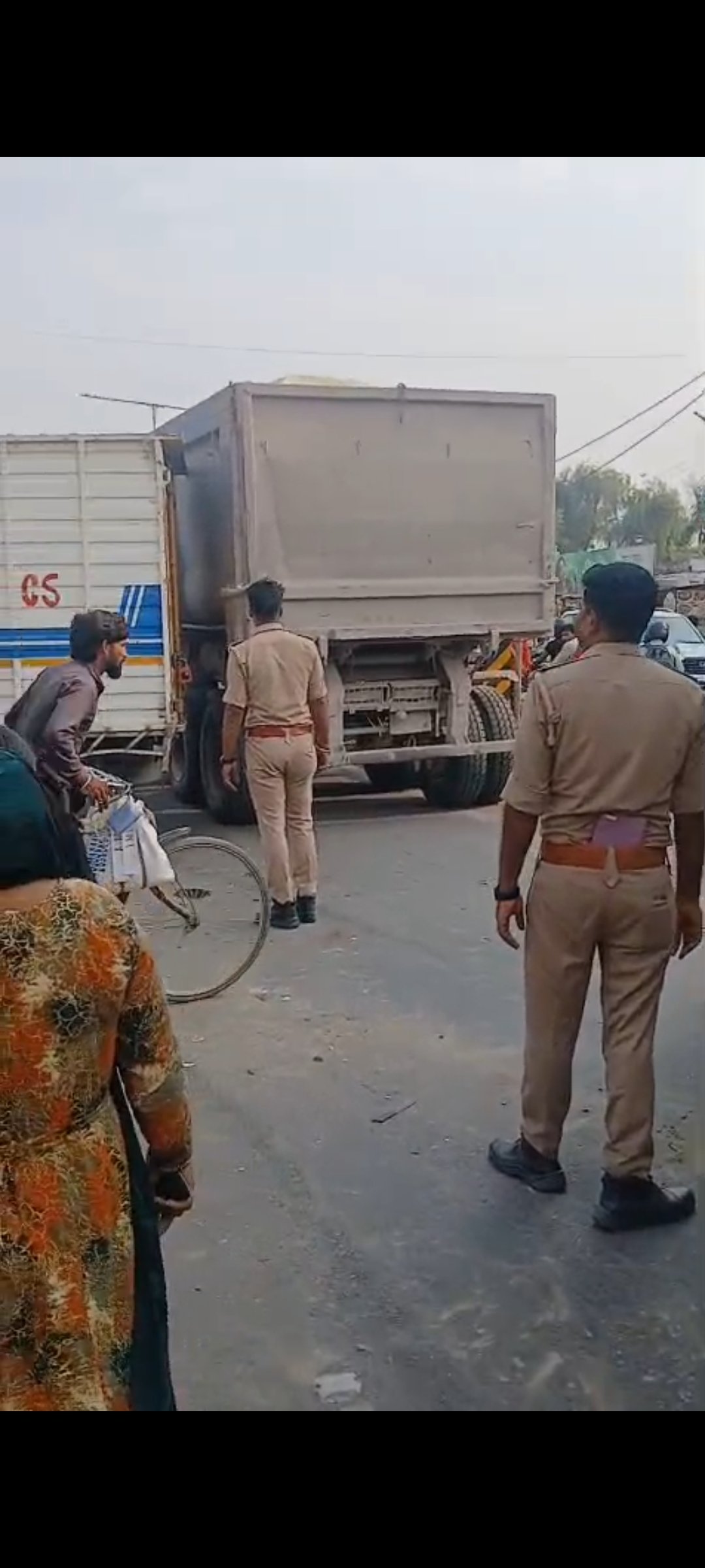 बछरावां के महाराजगंज-लखनऊ-रायबरेली मार्ग पर जाम में फंसे वाहन