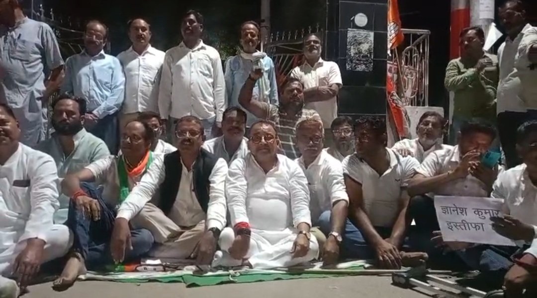 रायबरेली के डिग्री कॉलेज चौराहे पर ज्ञानेश कुमार को हटाने की मांग को लेकर कांग्रेस का धरना