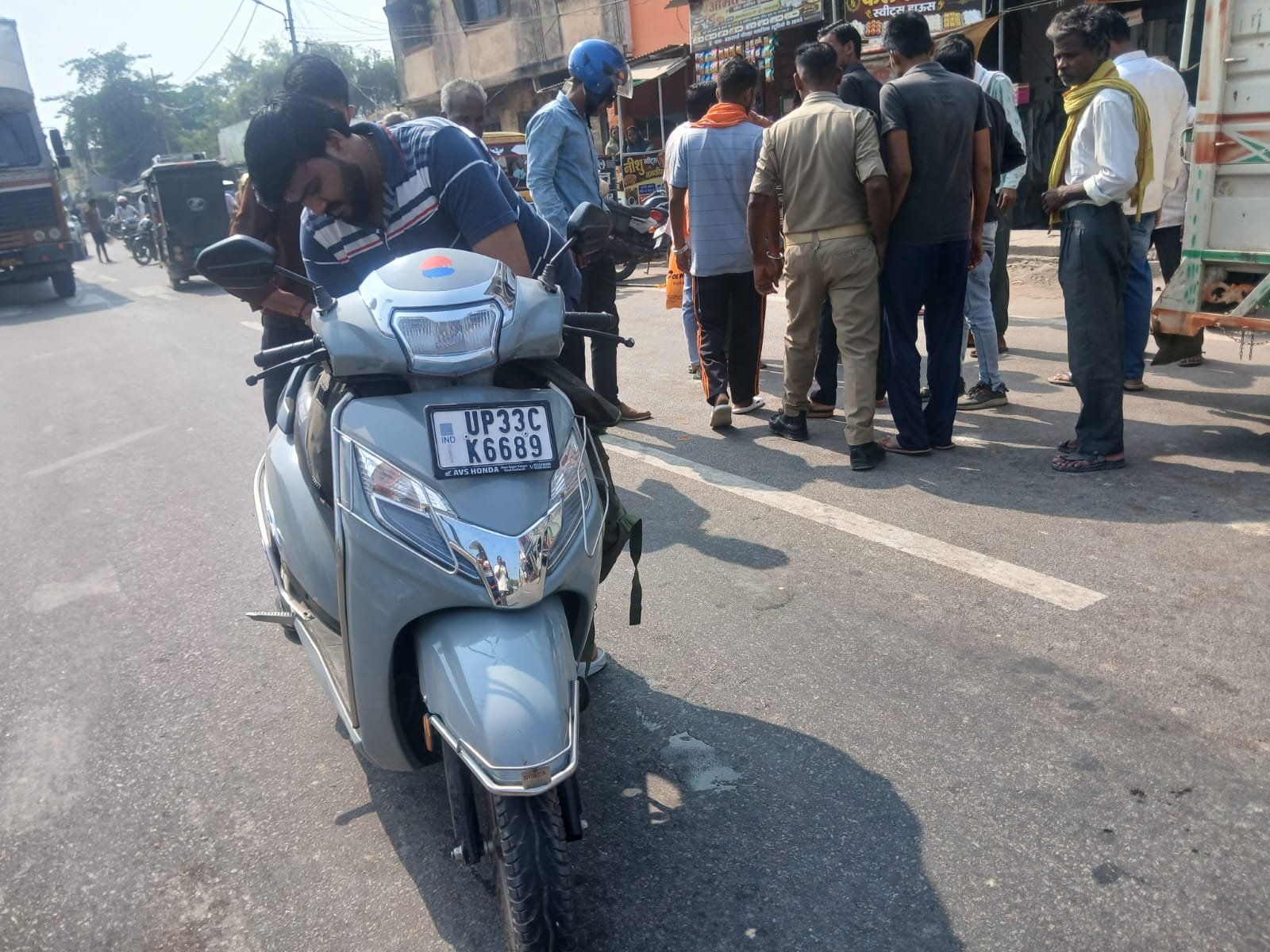 बछरावां में सड़क हादसे के बाद सीआरपीएफ कर्मी की स्कूटी दुर्घटनाग्रस्त होने की घटना