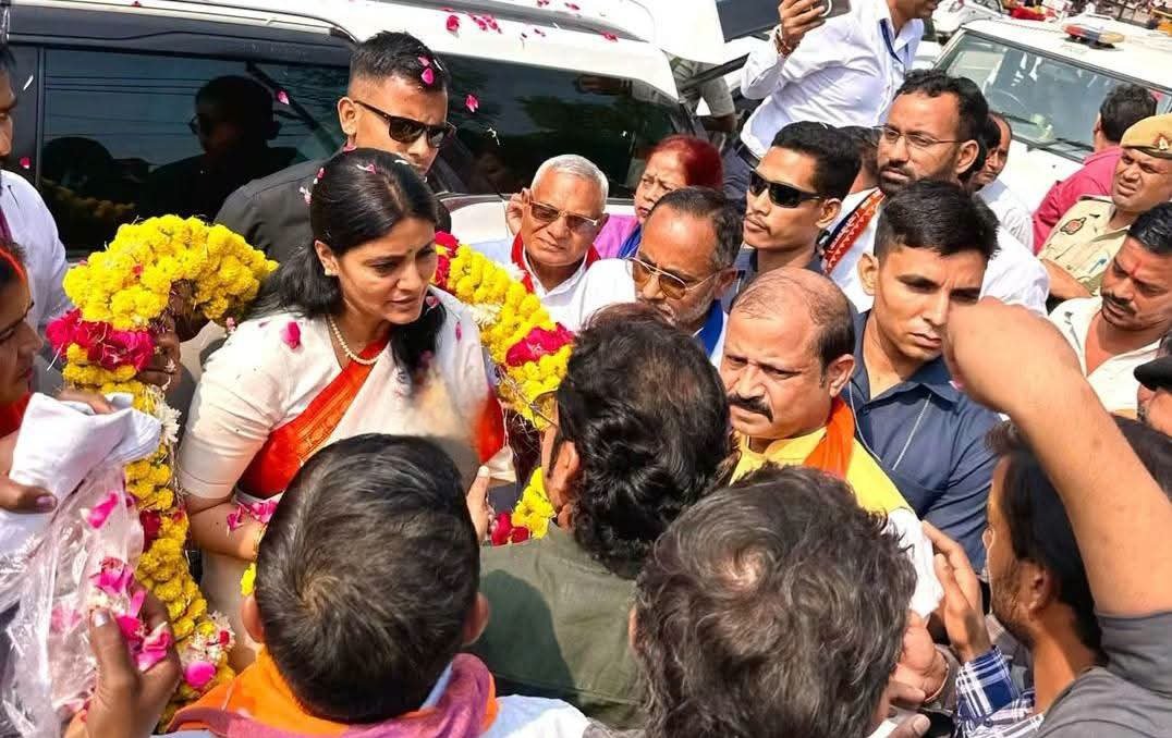 बछरावां चौराहे पर केंद्रीय मंत्री अनुप्रिया पटेल का माल्यार्पण कर स्वागत